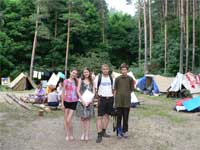 Палатки на фоне молодежи :)